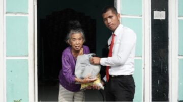 Rayakan Kemerdekaan, Lapas Lubuk Pakam Turun Langsung Bagikan Sembako ke Warga