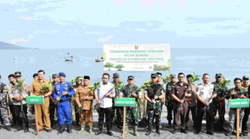 Danrem 083/Bdj dan Forkopimda Situbondo Hijaukan Pesisir, 1.600 Mangrove Ditanam di Pantai Sedulur